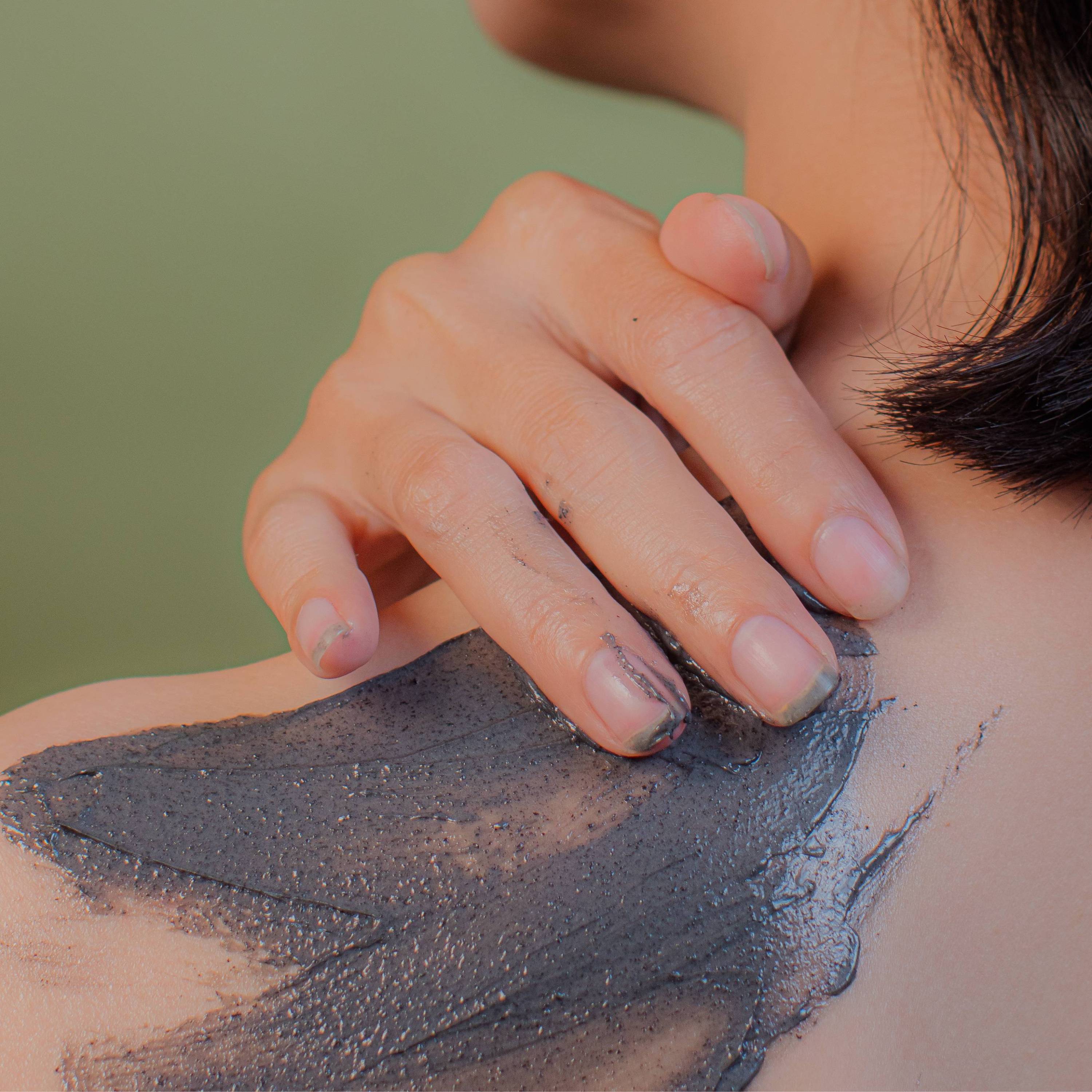 Exfoliating Body Butter - Charcoal Pollution Detox adapted for the body skin, this body butter exfoliates the skin and turns into a nourishing milk that leaves the skin luxuriously hydrated and clean from impurities.