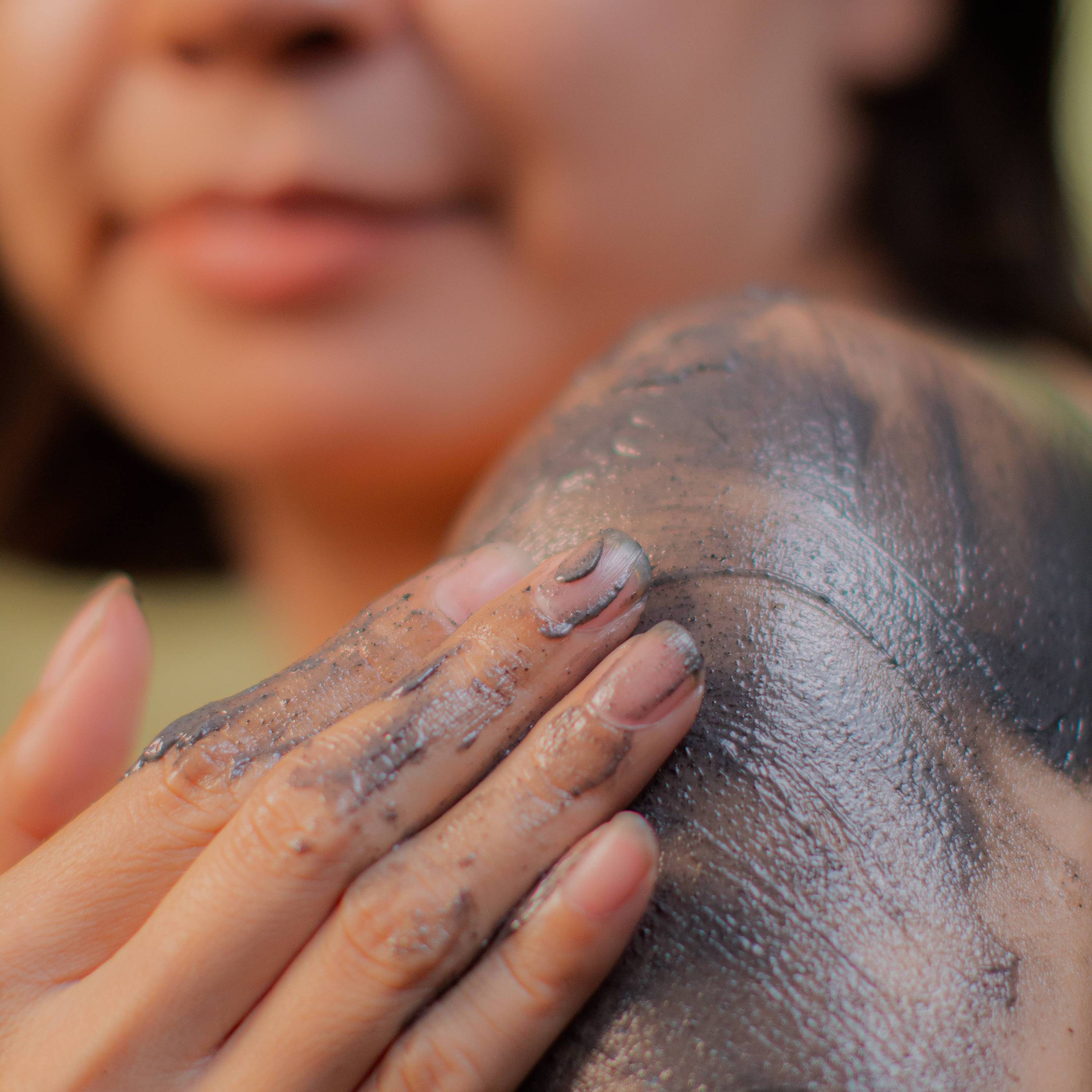 Exfoliating Body Butter - Charcoal Pollution Detox adapted for the body skin, this body butter exfoliates the skin and turns into a nourishing milk that leaves the skin luxuriously hydrated and clean from impurities.